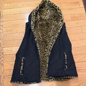 Elegant Black Quilted Vest with Leopard Lining